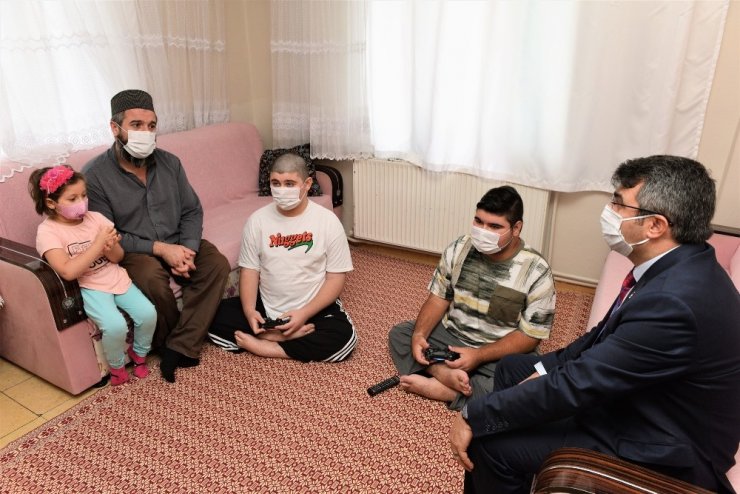 Yılmaz gönüllere dokunuyor