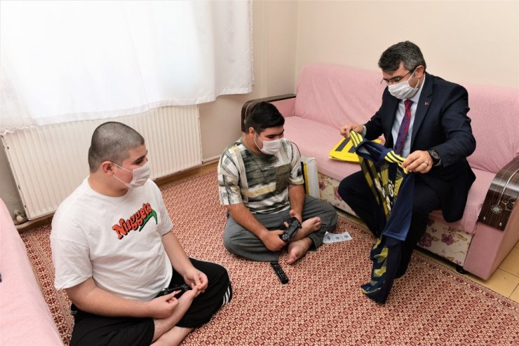 Yılmaz gönüllere dokunuyor