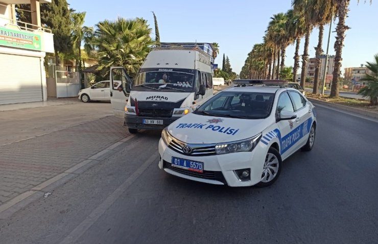 Ehliyetsiz sürücünün kullandığı 14 kişilik minibüsten 28 kişi çıktı