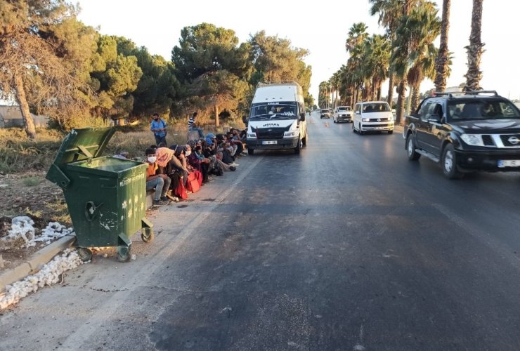 Ehliyetsiz sürücünün kullandığı 14 kişilik minibüsten 28 kişi çıktı