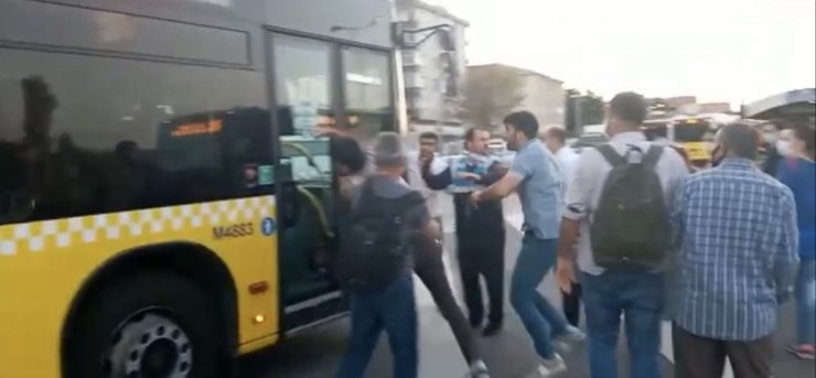 Metrobüs durağında meydan kavgası kamerada