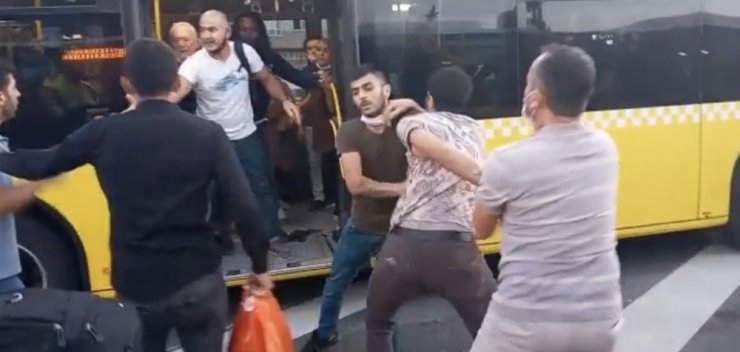 Metrobüs durağında meydan kavgası kamerada