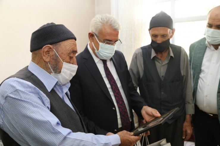 Başkan Güder yaşlıları unutmadı