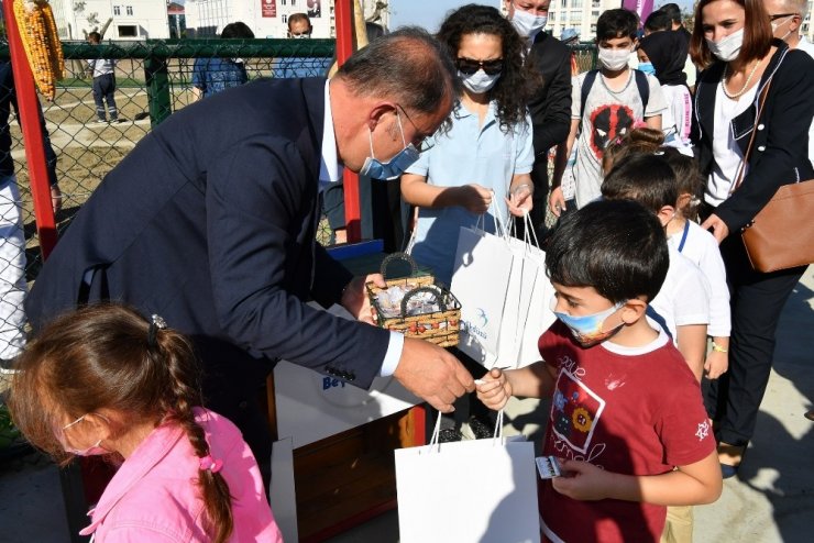 Başkan Çalık, çocuklarla kışlık fide dikti