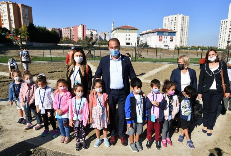 Başkan Çalık, çocuklarla kışlık fide dikti