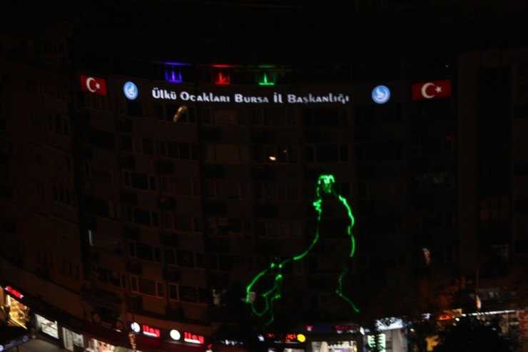 Ülkü Ocakları’ndan Azerbaycan’a lazer ışıklı gösteriyle destek