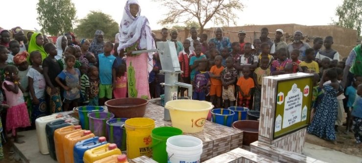 Mahalle sâkinleri Afrika’da kuyu açtırdı, suyu gören çocuklar sevinçten kendinden geçti