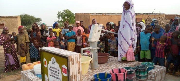 Mahalle sâkinleri Afrika’da kuyu açtırdı, suyu gören çocuklar sevinçten kendinden geçti