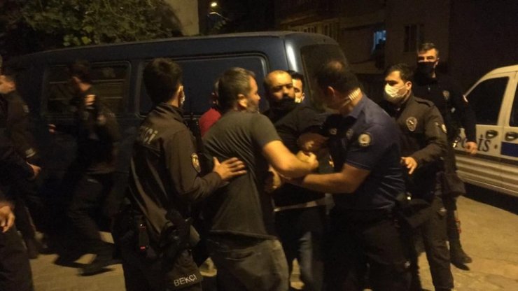 Polisten gazeteciye ‘gösterici’ muamelesi
