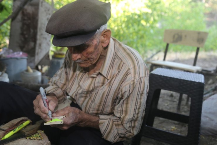 80 yıldır kulakların pasını siliyor