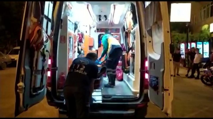 Yol ortasında bıçaklı kavga; 2 yaralı