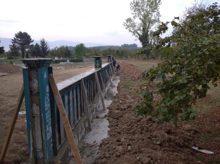 Mezarlıklara duvar örme çalışması sürüyor