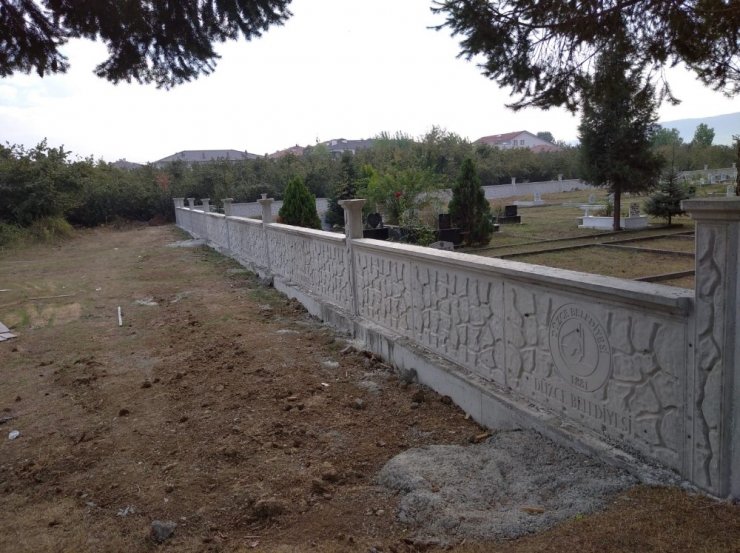 Mezarlıklara duvar örme çalışması sürüyor