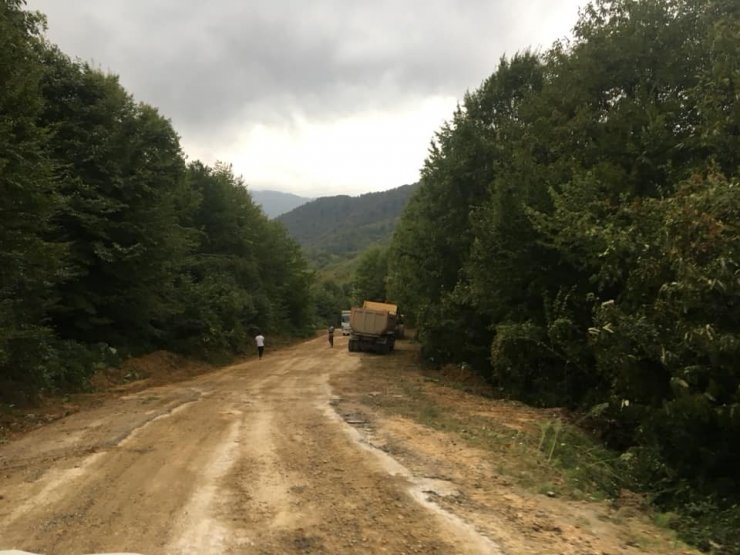 Akçakoca’da köylerinde asfalt yol çalışması sürüyor