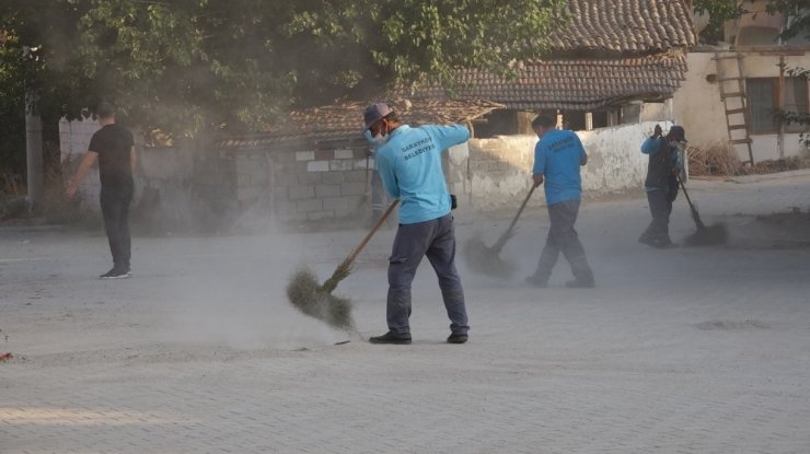 Öğrencilerin EBA dersi için çevre temizliği