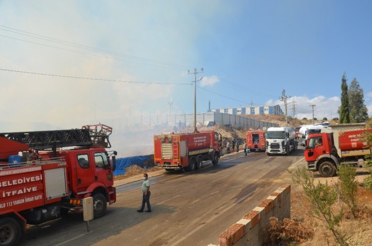 Hatay’da Organize Sanayi Bölgesinde fabrika yangını sürüyor