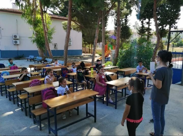 Yüz yüze eğitim için sınıfı bahçeye taşıdı