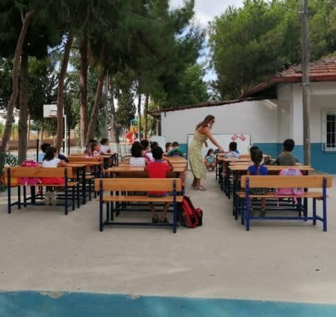 Yüz yüze eğitim için sınıfı bahçeye taşıdı