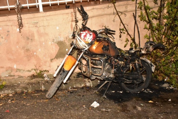 İzmir’de park halindeki motosiklet kundaklandı