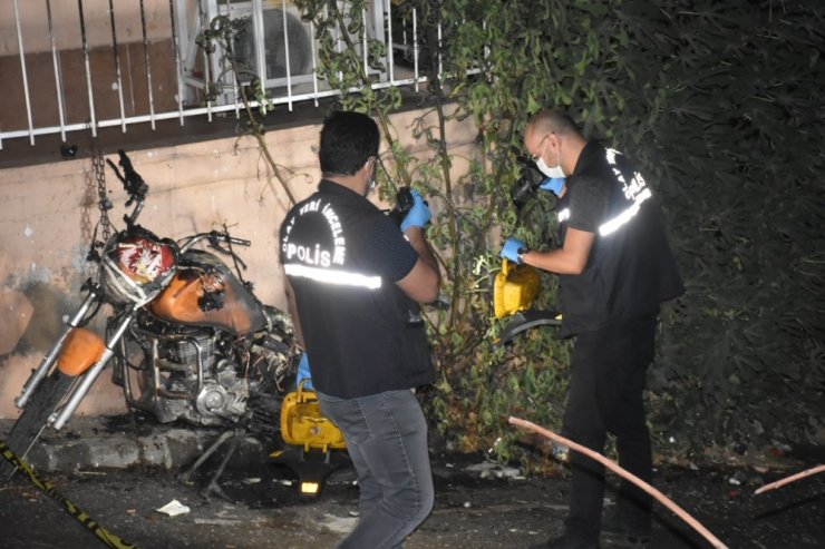 İzmir’de park halindeki motosiklet kundaklandı