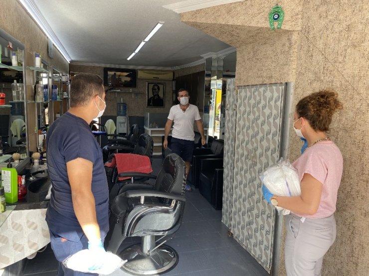 Kemer Belediyesi’nden kuaför ve berberlere hijyen seti