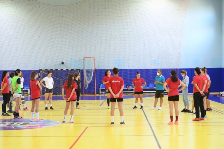 Konyaaltı Kadın Hentbol Takımı, İzmir Büyükşehir Belediye maçına hazır