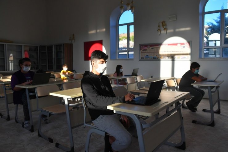 Ankara’da köyde yaşayan çocukların uzaktan eğitimi için ücretsiz internet