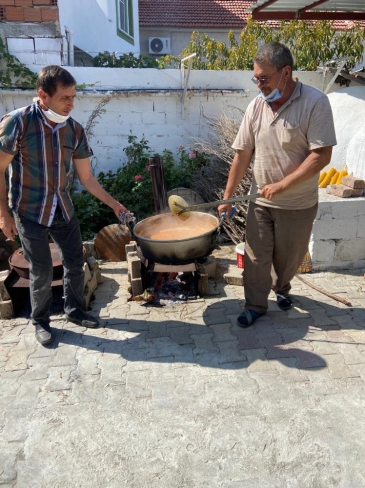 Kırkağaç kavunundan pekmez yaptılar