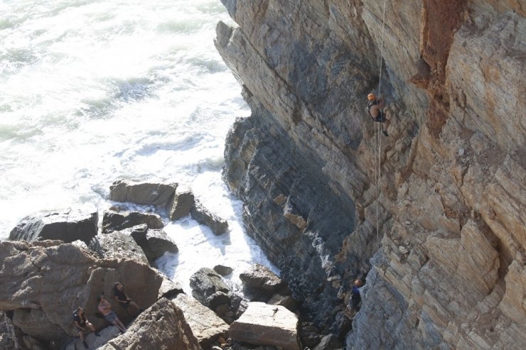 Mağarada mahsur kalan 4 genç, ekiplerin ortak çalışmasıyla kurtarıldı