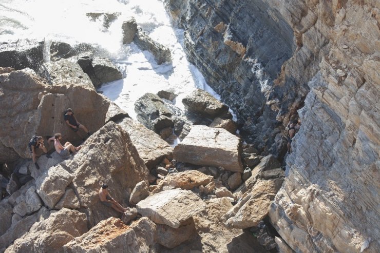 Mağarada mahsur kalan 4 genç, ekiplerin ortak çalışmasıyla kurtarıldı