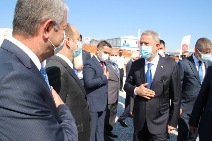 Bakan Akar: "Azerbaycanlı kardeşlerimizin öz topraklarını istemesi için mücadele etmesi suç mu?"
