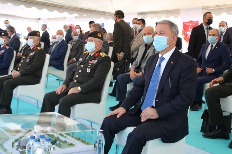 Bakan Akar: "Azerbaycanlı kardeşlerimizin öz topraklarını istemesi için mücadele etmesi suç mu?"