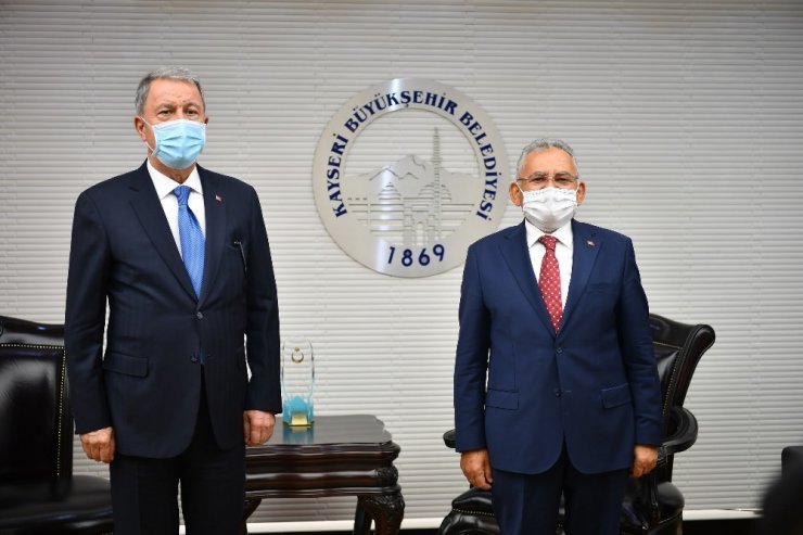 Bakan Akar Kayseri Büyükşehir Belediyesi’ni ziyaret etti