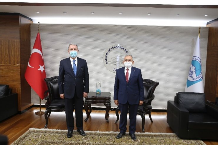 Bakan Akar Kayseri Büyükşehir Belediyesi’ni ziyaret etti