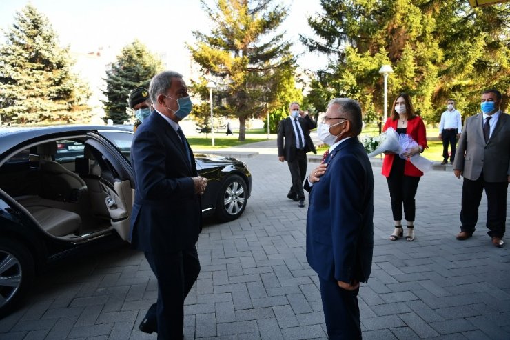 Bakan Akar Kayseri Büyükşehir Belediyesi’ni ziyaret etti