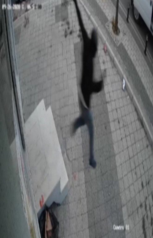 Hırsızlıktan yakalandı, tanınmamak için gözüne bile maske taktı