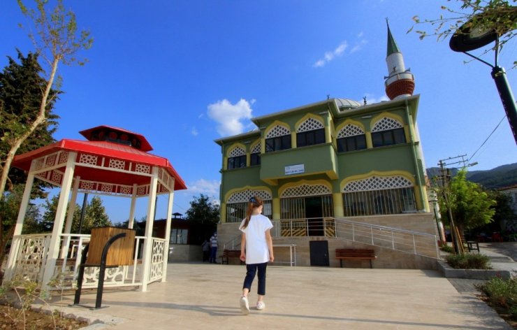 Bedeller Camisinin bahçesi yenilendi