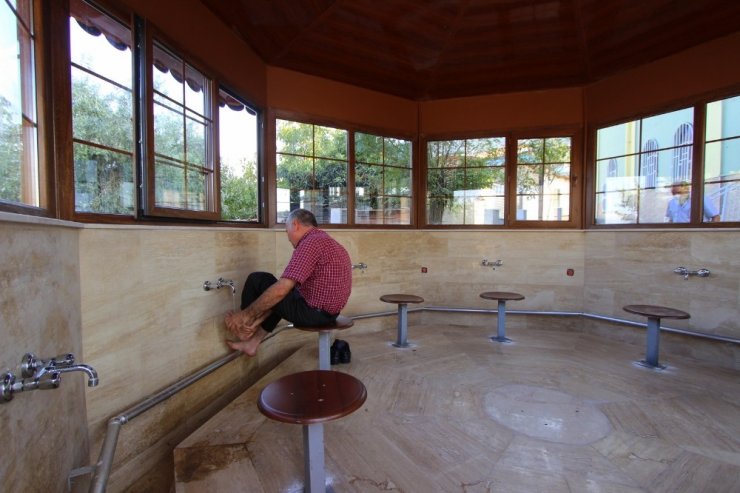 Bedeller Camisinin bahçesi yenilendi