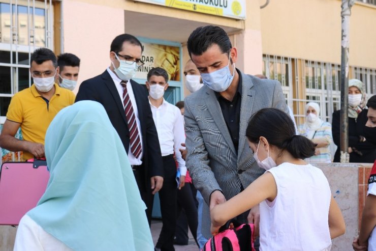 Yenişehir Belediyesinden 5 bin 300 öğrenciye kırtasiye malzemesi desteği