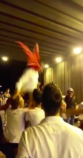 Koronaya inat maskesiz mesafesiz asker eğlencesi