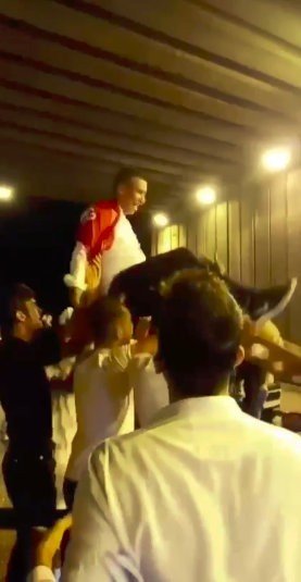 Koronaya inat maskesiz mesafesiz asker eğlencesi