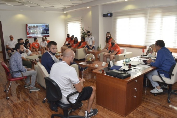 Başkan Özyiğit, ÇBK Yenişehir Belediyesi sporcularını kutladı