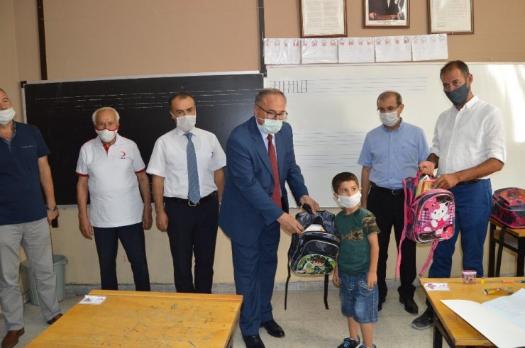 Türk Kızılay’ı Besni’de öğrencilere çanta ve kırtasiye yardımı yaptı