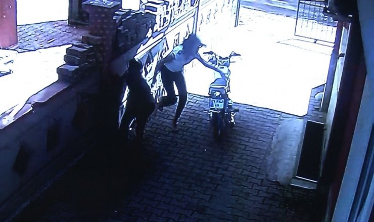 Pencereden atlayarak abisinin motosikletini hırsızların elinden alan genç kız: ‘Hiç korkmadım’