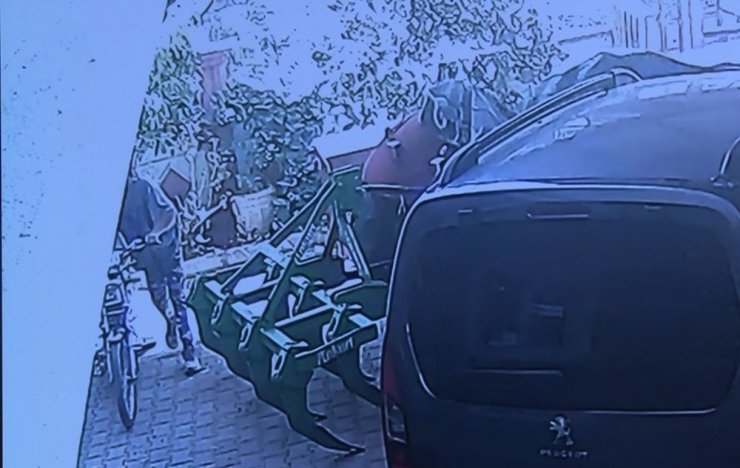 Pencereden atlayarak abisinin motosikletini hırsızların elinden alan genç kız: ‘Hiç korkmadım’
