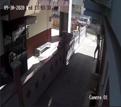 Genç kız pencereden atlayıp motosiklet hırsızlarını neye uğradığını şaşırttı