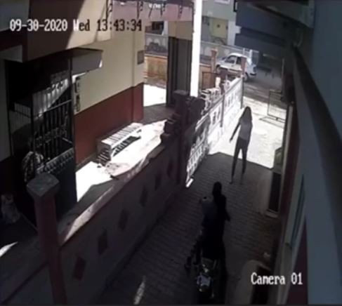 Genç kız pencereden atlayıp motosiklet hırsızlarını neye uğradığını şaşırttı
