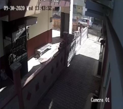 Genç kız pencereden atlayıp motosiklet hırsızlarını neye uğradığını şaşırttı