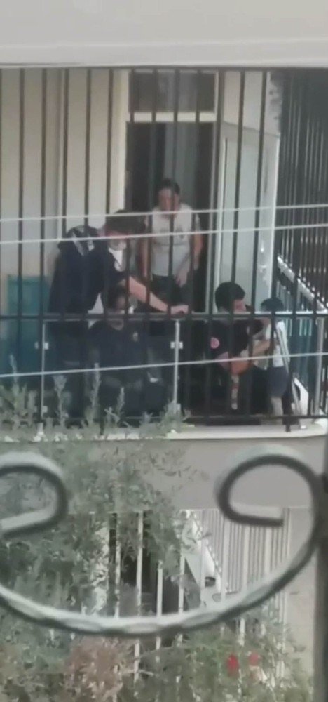 Antalya’da kafası balkon demirine sıkışan çocuğu itfaiye kurtardı