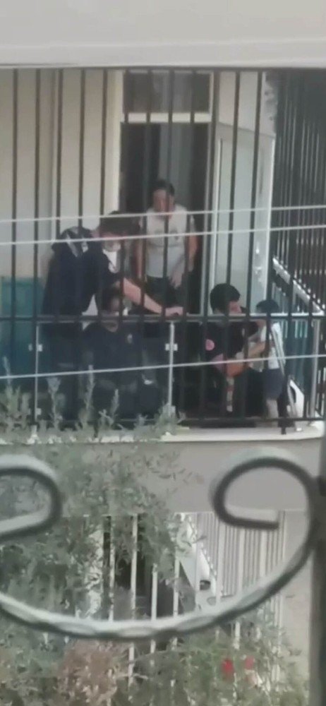 Antalya’da kafası balkon demirine sıkışan çocuğu itfaiye kurtardı